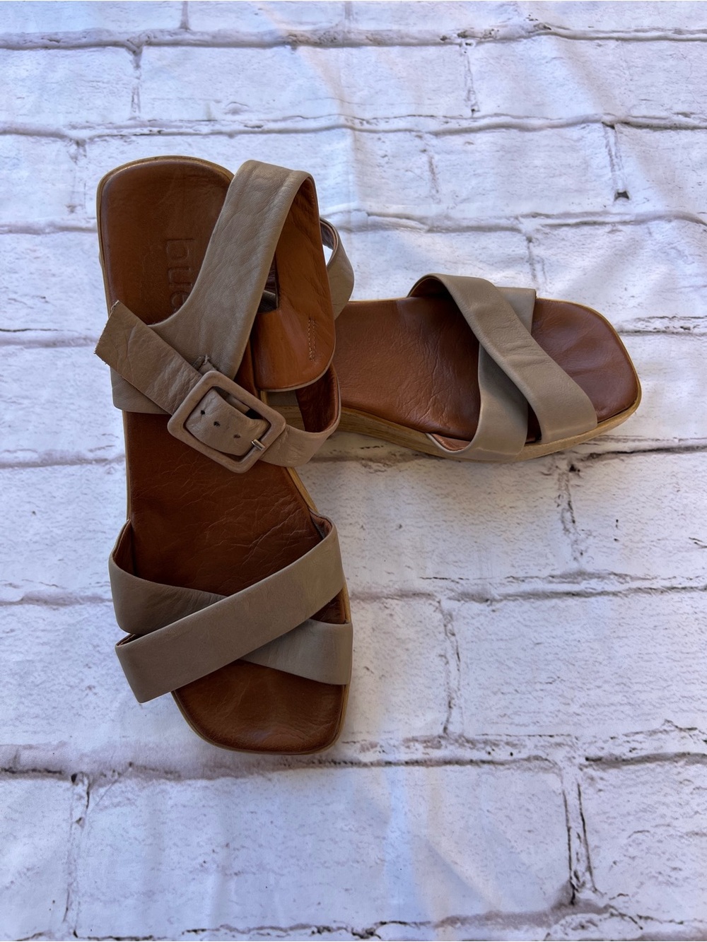 Bueno Manny Model Tan Cross-Strap Sandals